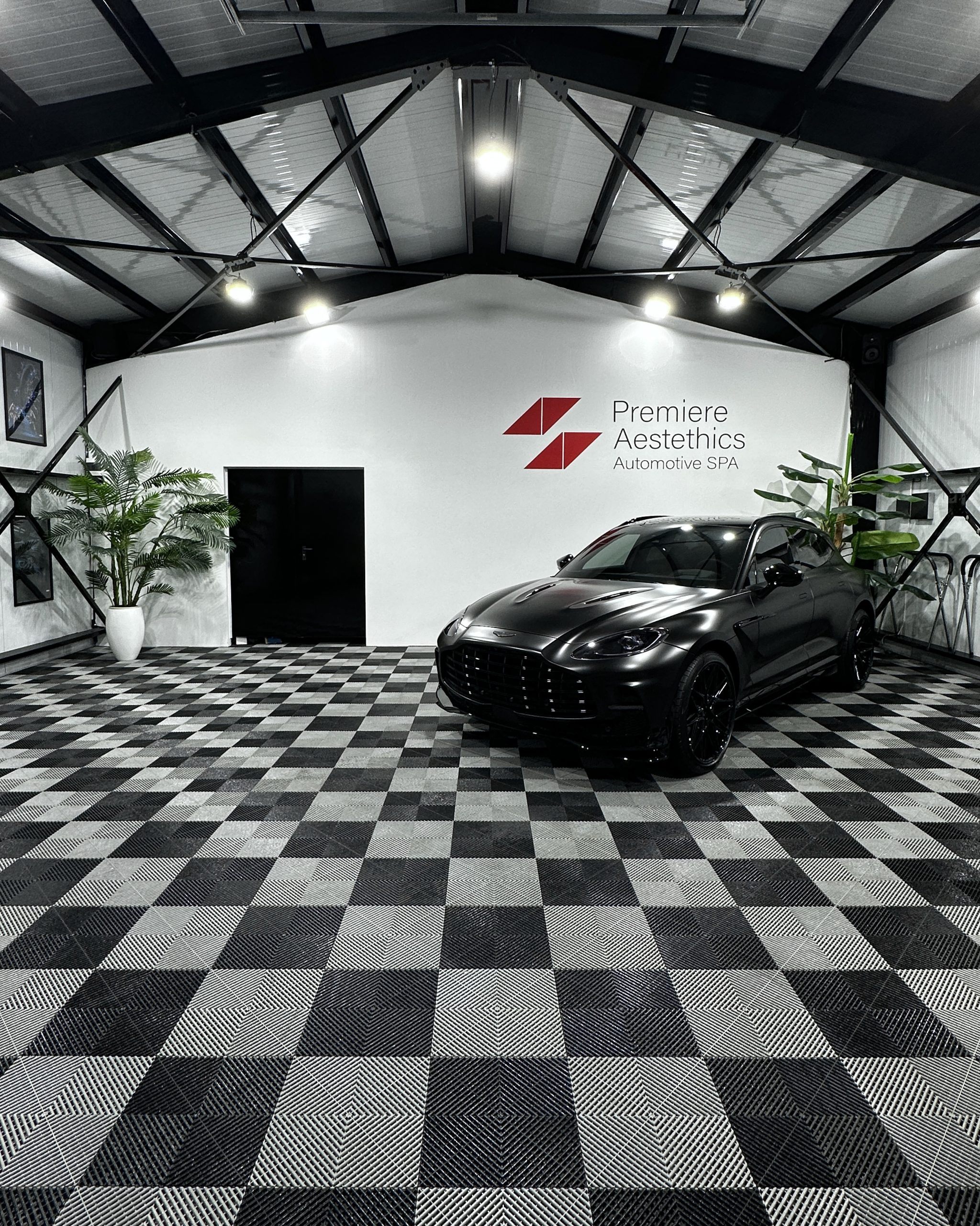 Aston Martin DBX 707